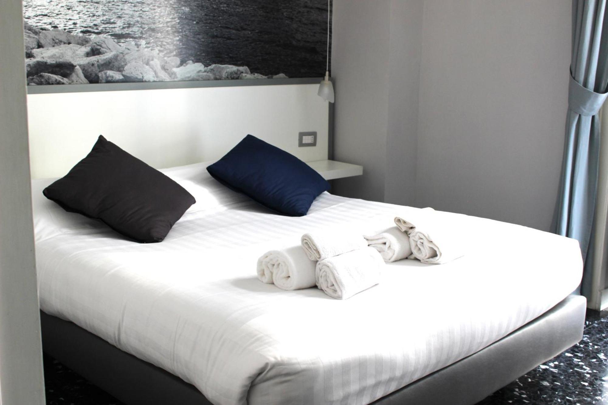 Beverello Rooms Neapel Exteriör bild