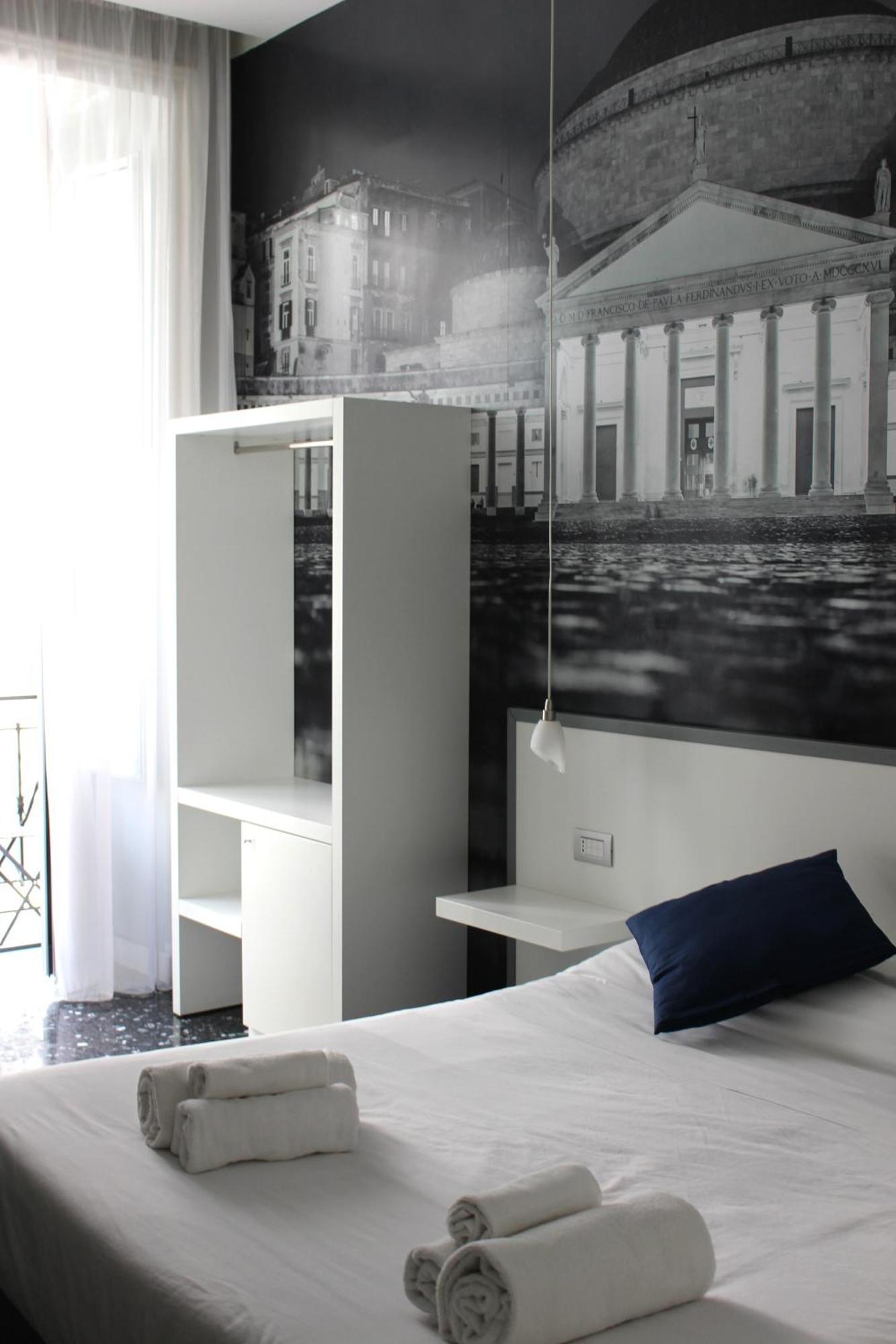Beverello Rooms Neapel Exteriör bild