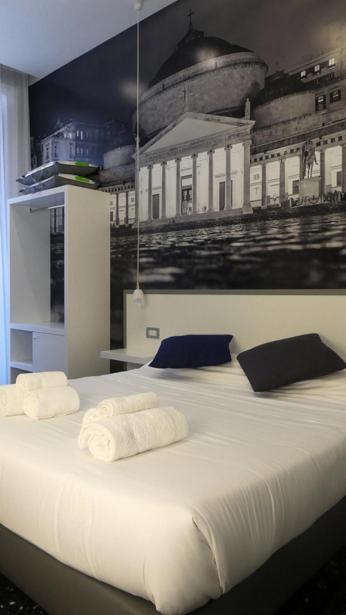 Beverello Rooms Neapel Exteriör bild